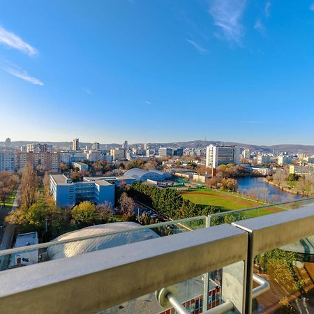 Sunny Apartment With Amazing Terrace On The 13Th Floor Near City Center Bratislava Eksteriør billede