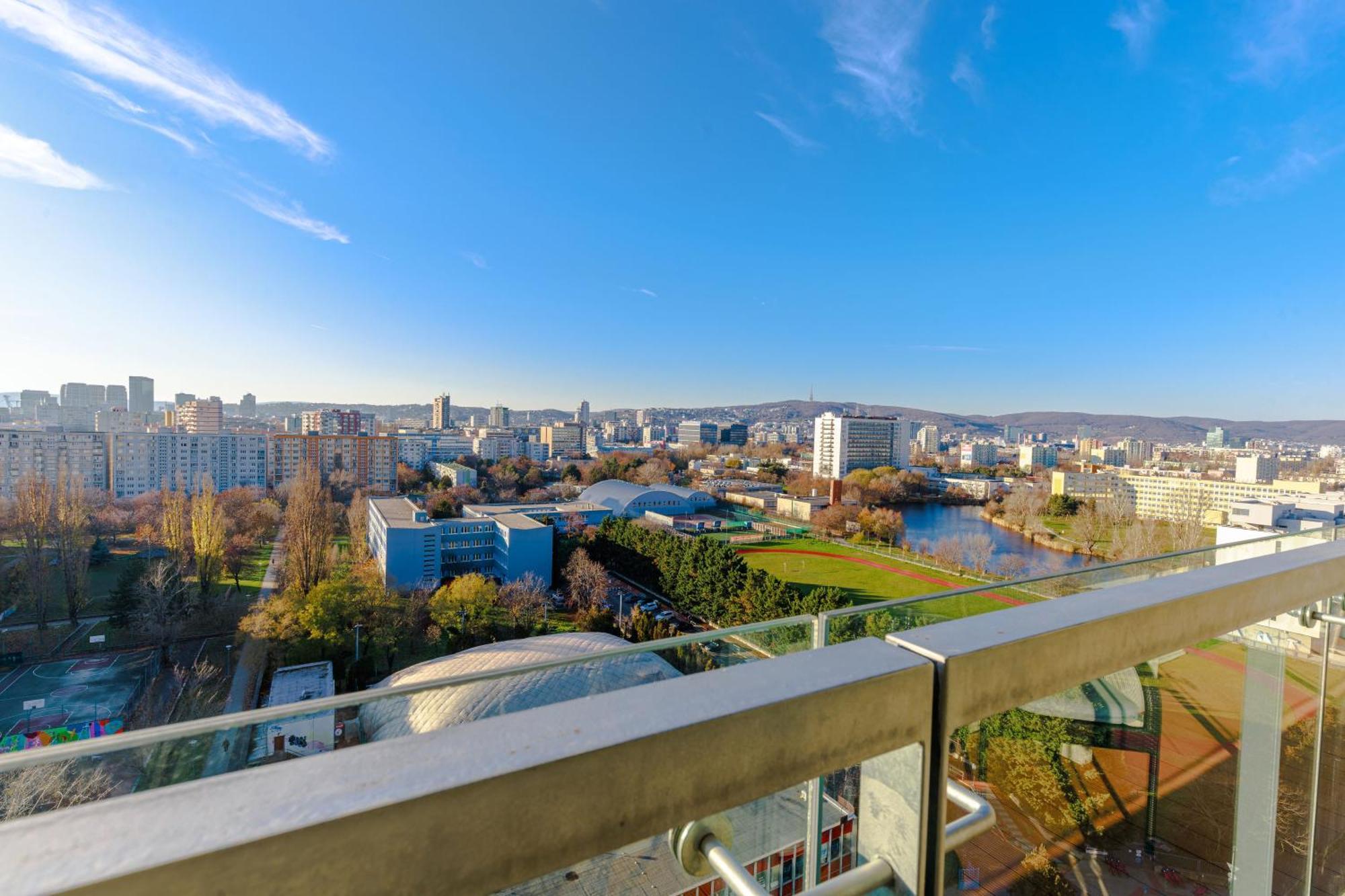 Sunny Apartment With Amazing Terrace On The 13Th Floor Near City Center Bratislava Eksteriør billede