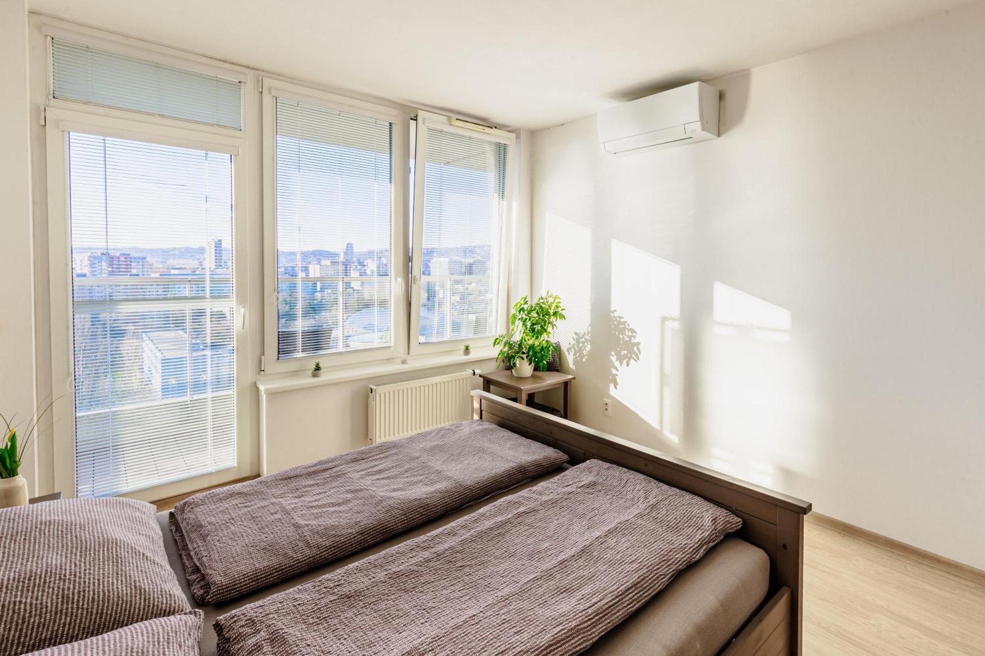 Sunny Apartment With Amazing Terrace On The 13Th Floor Near City Center Bratislava Eksteriør billede